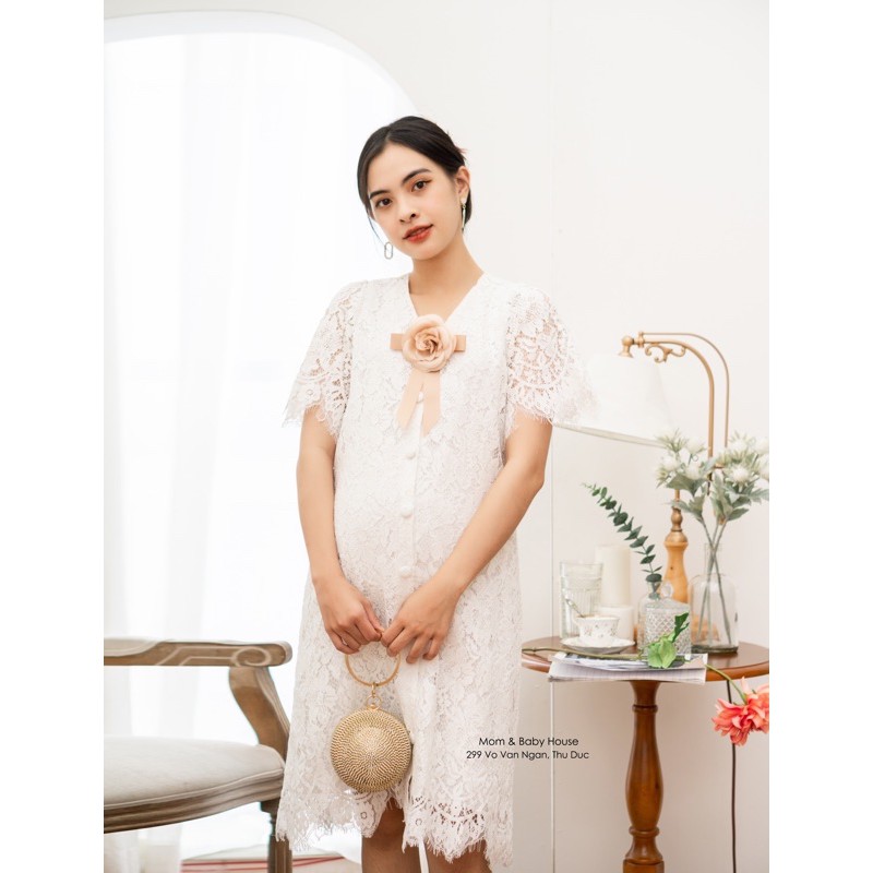 Đầm bầu ren trắng gài nút tặng kèm hoa cài
