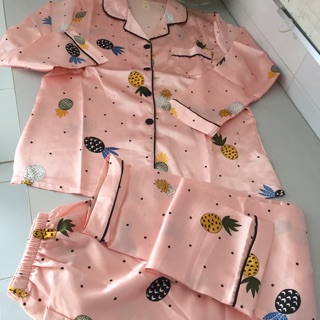 Bộ đồ phi lụa, bộ đồ mặc ngủ, đồ mặc ở nhà, chất phi lụa mềm mịn, thoáng mát và rất dễ chịu.