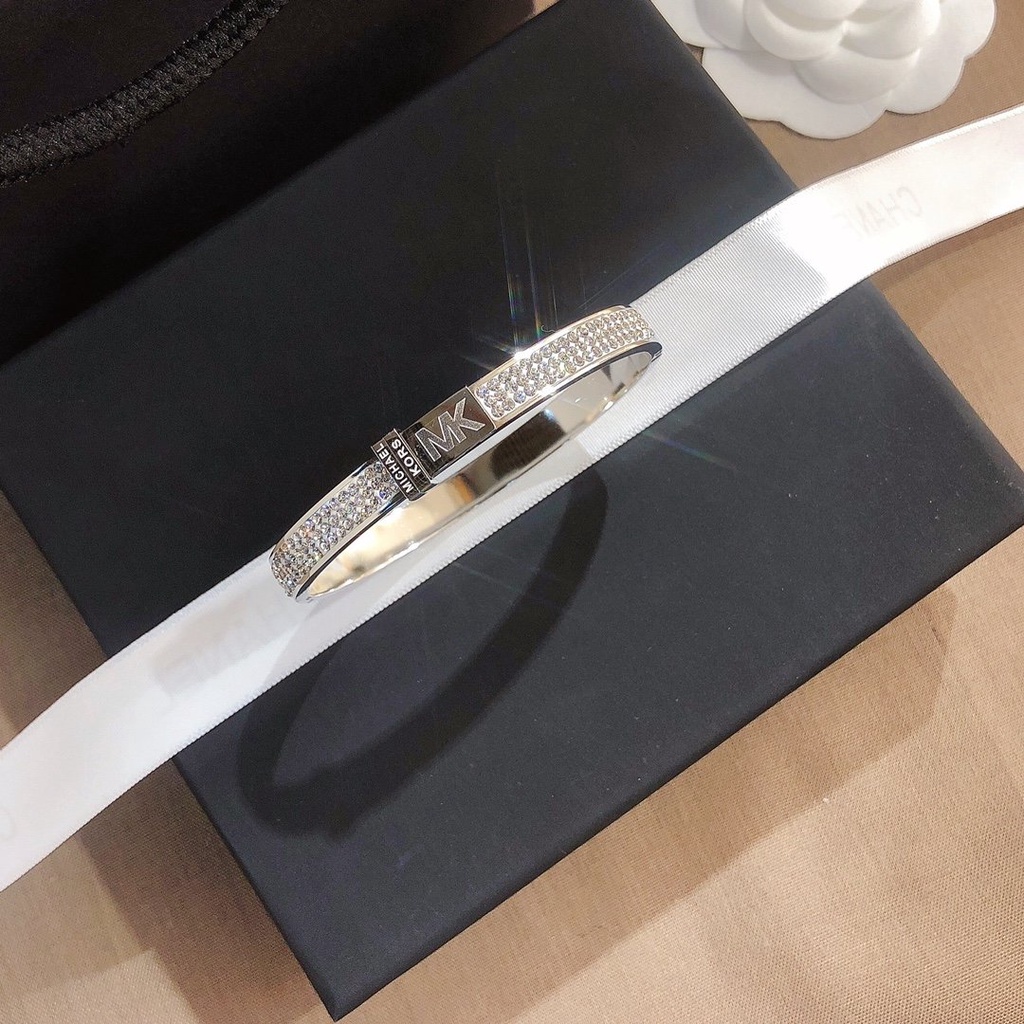 Vòng Tay Thép Titan Mặt Khắc Chữ Michael Kors