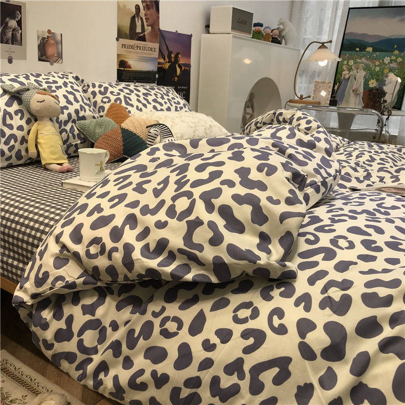 Người dân Nam Cực Net Giường đỏ Leopards bốn mảnh được đặt Tấm giường bé gái nhỏ và tươi là bộ ký túc xá ba mảnh