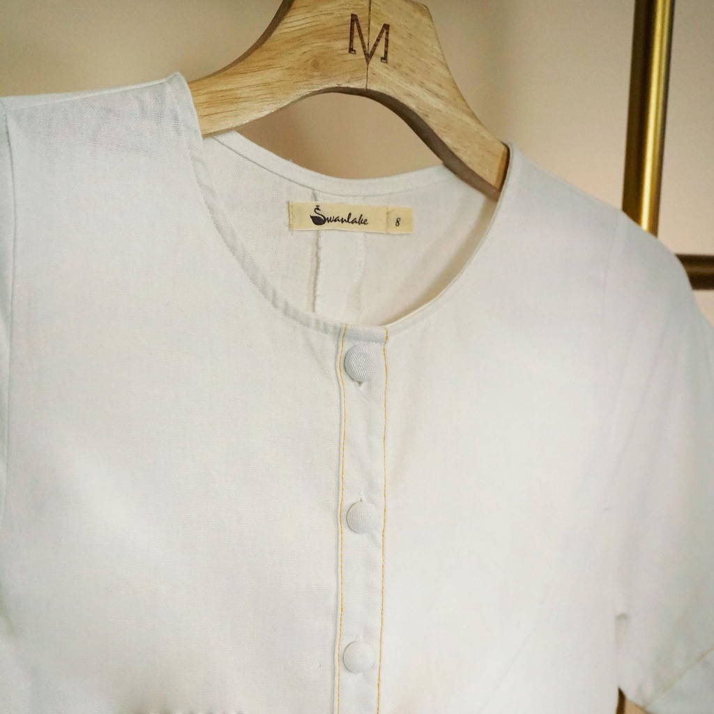 SWANLAKE | Đầm Linen Cổ Tròn Có Túi Đơn Giản, Thanh Lịch - MÃ: D10190LW01