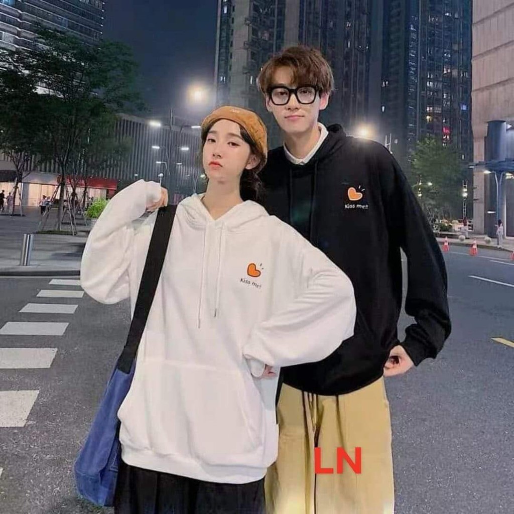 Áo đôi hoodi lô gô kissme trái tim chất nỉ bông có 2 mẫu có mũ và không mũ, trắng. Phù hợp cho bạn nữ đi dạo