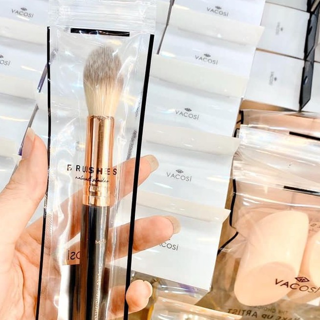 Cọ tán phấn Highlight Vacosi M26 với đầu cọ nhỏ gọn mịn màng