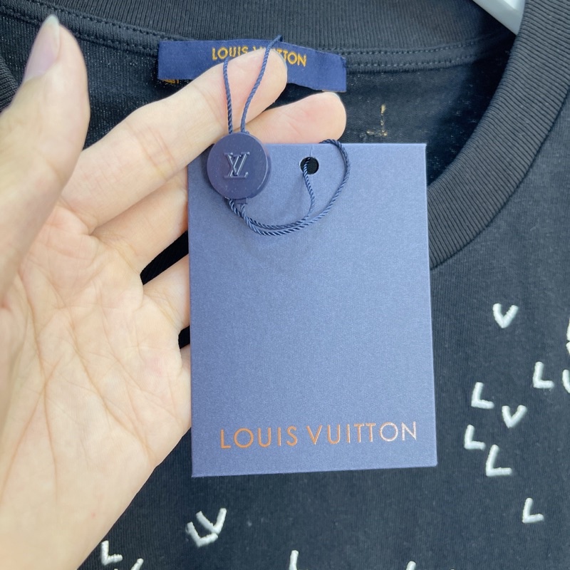 ⚡️[Mirror Quality] - Áo Tee Luon Vuituoi LV SPREAD EMBROIDERY T-SHIRT Cao Cấp Full Tag Túi, Áo thun LV