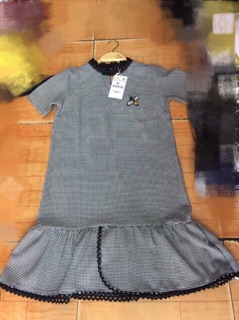 Váy đuôi cá, cổ ren, đính ong