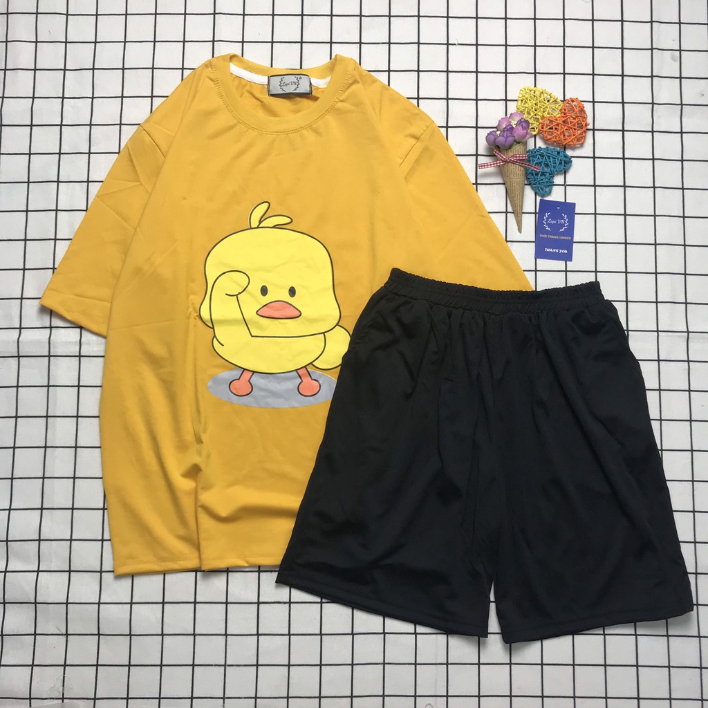 Đồ Bộ Unisex Vịt Vàng Quần Đùi 3 Line – Lapi VN, Set Cartoon, Freesize, Nam Nữ Đều Mặc Được