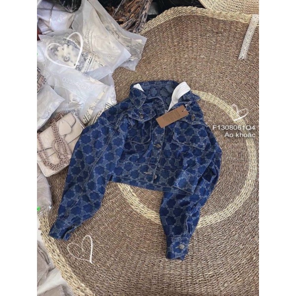 Áo khoác jean dệt họa tiết cổ bẻ phối túi hộp hai bên tay dài!