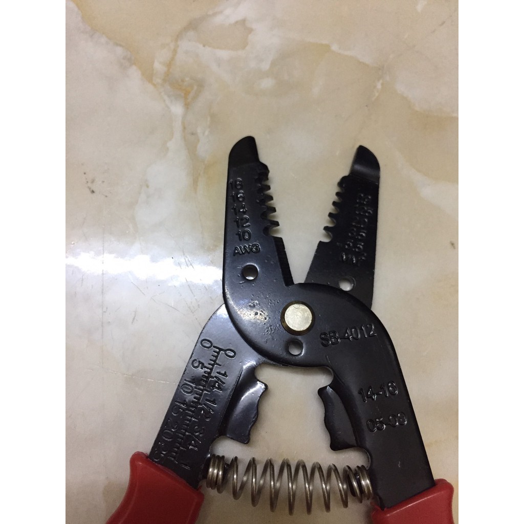 Kìm cắt và tuốt dây điện