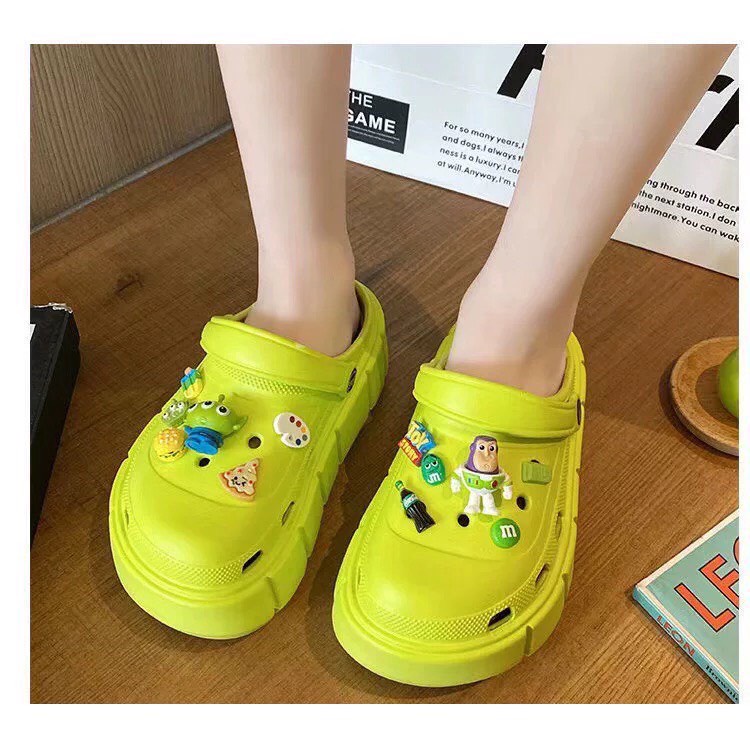 Dép Sục Crocs Đế Cao Hack Chân Đi Mưa Full Phụ Kiện Màu Xanh Trắng Đen kèm Sticker Hottrend 2022