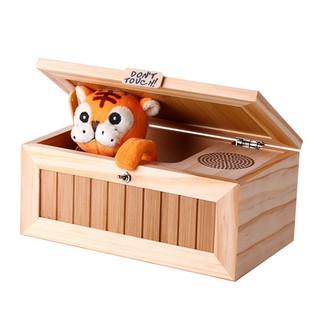 Hộp gỗ vô dụng in chữ Don't Touch dùng pin có hổ con bên trong