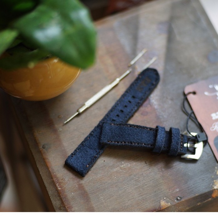 Dây apple watch da bò lộn xanh navy handmade bền chắc cực đẹp by RAM Leather - tặng khóa chốt và adapter