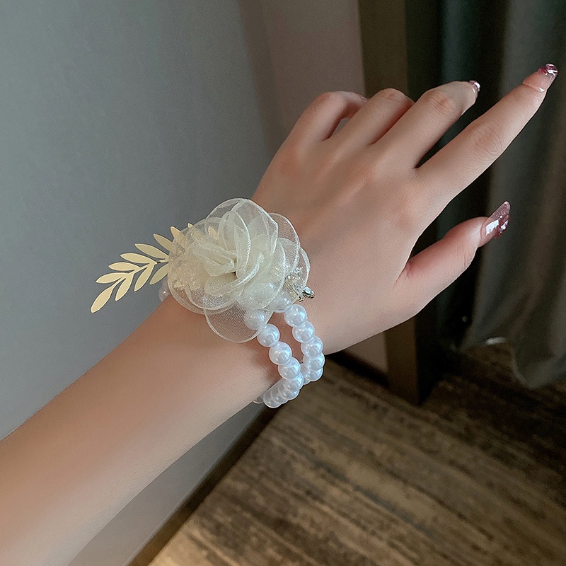 Vòng Tay Hoa Tươi Mới Nhỏ Xinh Đính Ngọc Trai Cho Cô Dâu Trong Tiệc Cưới