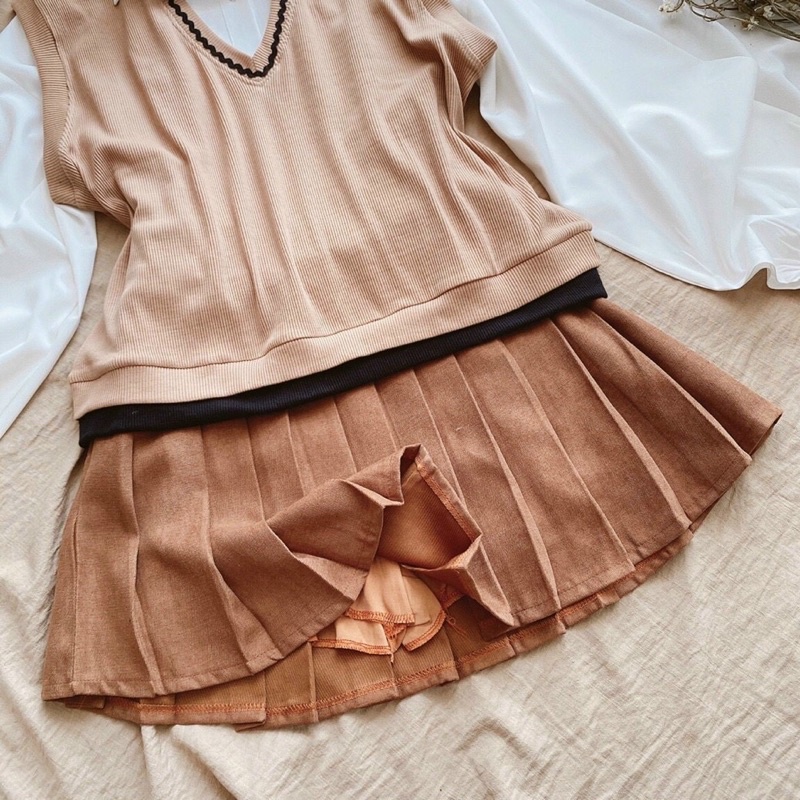 Set áo sơ mi trắng dài tay kèm chân váy nâu và áo len ghile