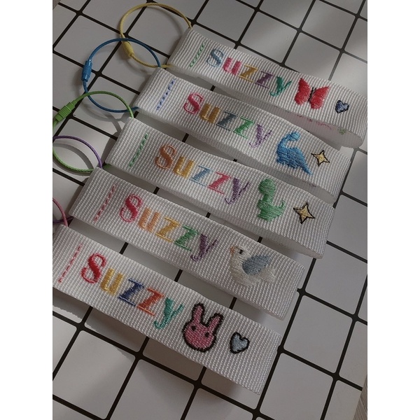 Name tag móc khoá thêu tên theo yêu cầu màu trắng