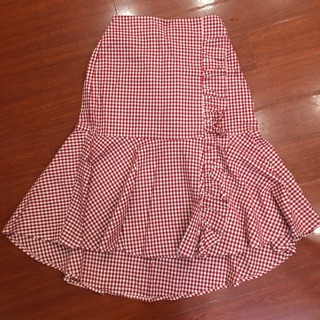 Chân váy kẻ caro đỏ cực xinh, mix cùng áo ji cũng đẹp nha