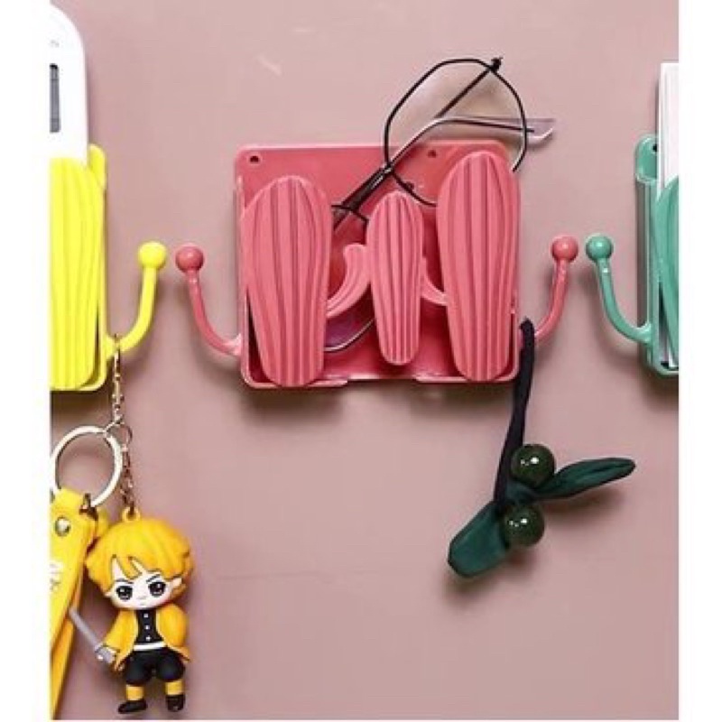 Kệ đựng điện thoại, điều khiển remote dán tường hình 3 cây xương rồng có lỗ cắm sạc và có 2 móc treo phụ kiện tiện lợi