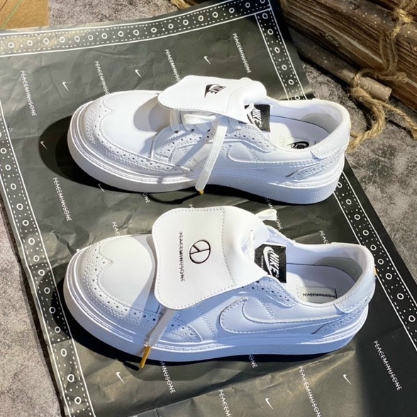 Giày thể thao đen trắng hot trend 2022 cực kì cá tính, lên chân cực đẹp.