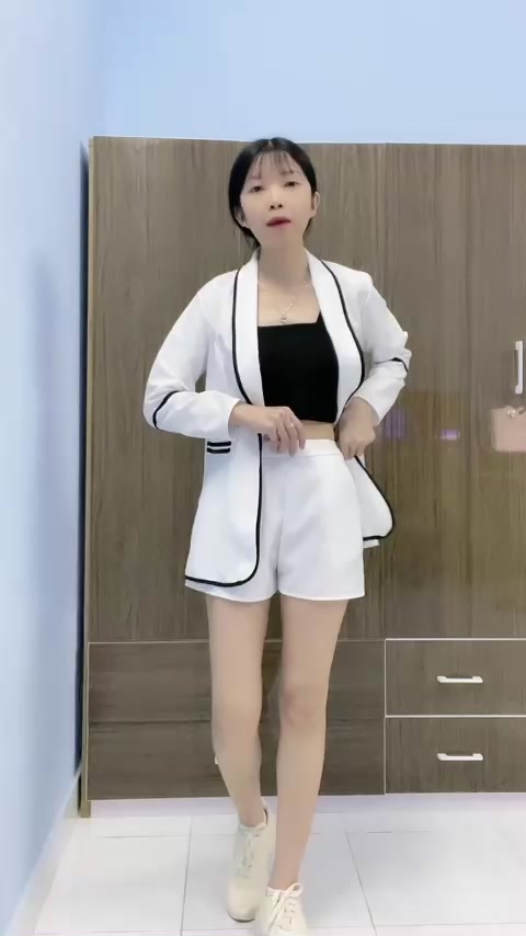 Set vest viền né ba món áo vest kèm quần và kèm áo trong có mút hai màu trắng và đen | BigBuy360 - bigbuy360.vn