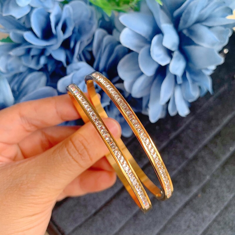 Vòng titan 1 hàng đá nửa vòng cam kết khôn đen không gỉ VD472