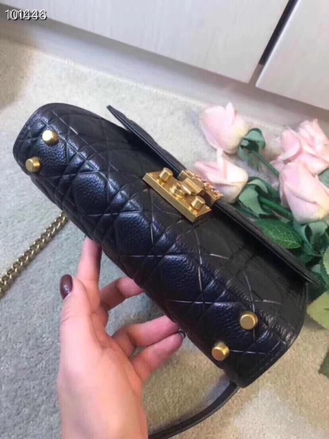 Túi cách nữ đeo chéo Clutch Vân dập chìm ô chéo khoá tag đồng logo hàng cao cấp fullbox có hộp