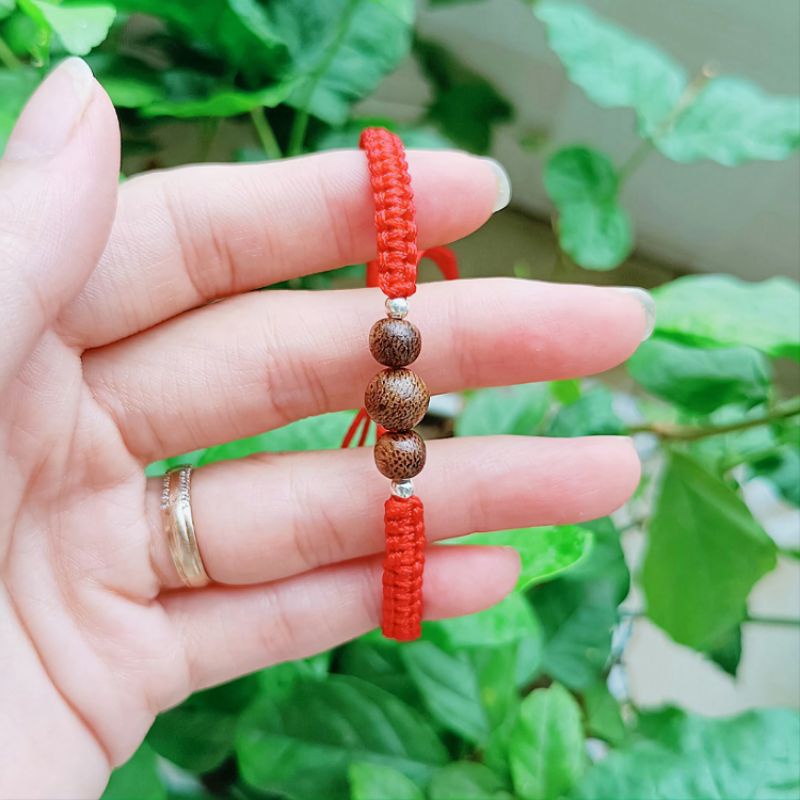 Vòng Tay Chỉ Đỏ Handmade Mix Trầm Hương - N120 | BigBuy360 - bigbuy360.vn