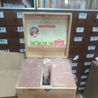 Set Hộp Đá Muối Massage Chân Pakistan Cỡ Lớn  Gồm: 2 Viên Mặt Cong (5x20x25cm)+ Đèn + 100g Muối Tắm Himalaya