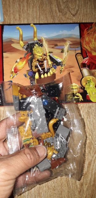 Lắp ráp 1 hộp LegoNinja Rôbot 61020 có nhiều chi tiết bằng nhựa ABS