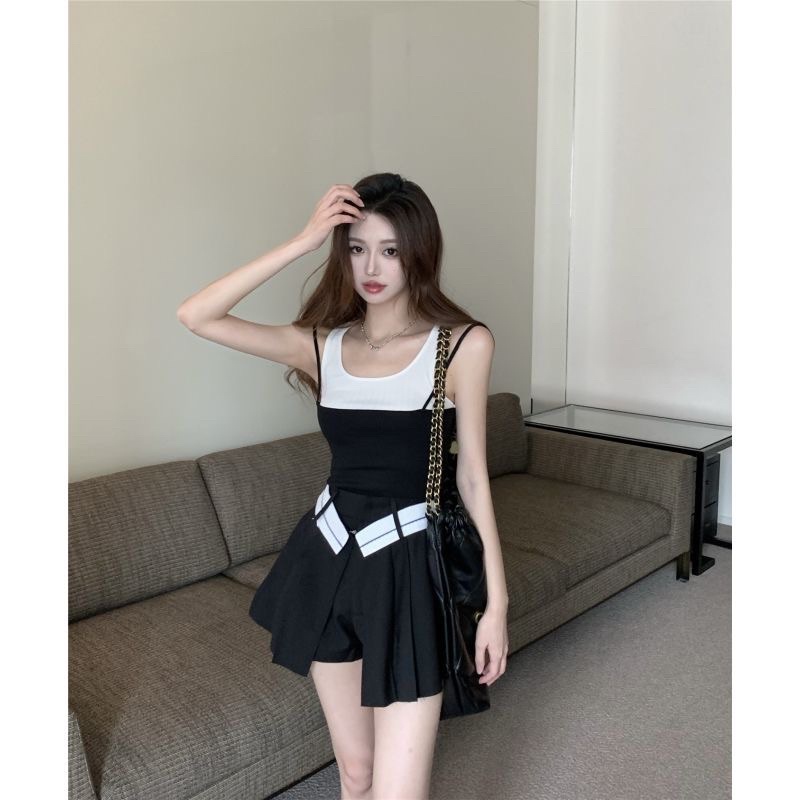 Set áo đôi croptop và chân váy xếp xẻ tà đai nổi
