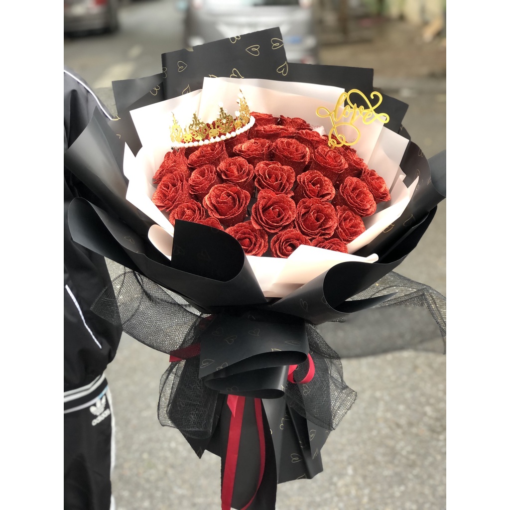 Bó hoa sáp nhũ cao cấp 30 bông có vương miệng và chữ love cực sang chảnh  dùng làm quà tặng valentine, 20/10 và 8/3