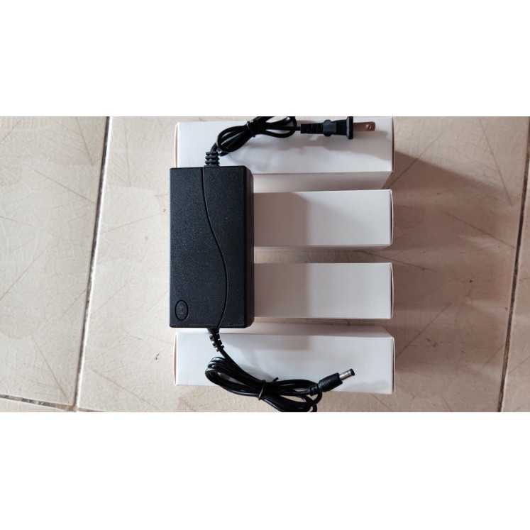 Sạc 5s 21v 1.5a, chuyên sạc pin Li-ion 18v, có đèn báo đầy.BN.