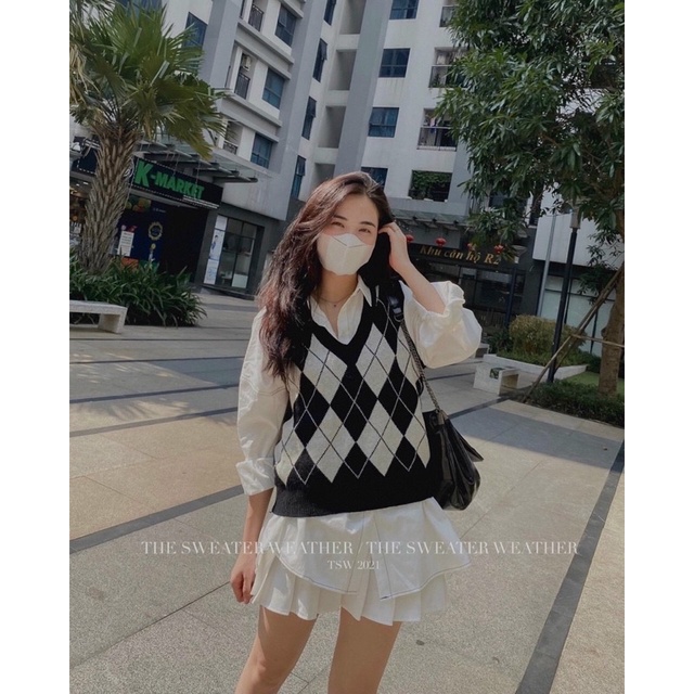 Áo gile len nữ họa tiết quả trám hai màu nâu đỏ, đen. Áo gile cổ V croptop tôn dáng siêu xinh