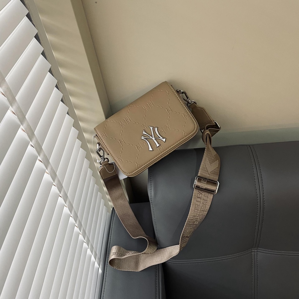 ✅  Túi DA MLB Monogram Diamond Embo MIni Crossbody Bag New York Yankees Brown