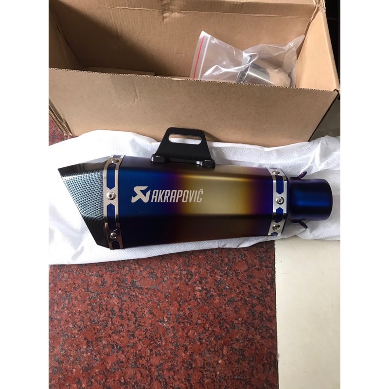 Lon bô AKRAPOVIC lục giác dành cho xe máy - 2 màu cacbon/titan