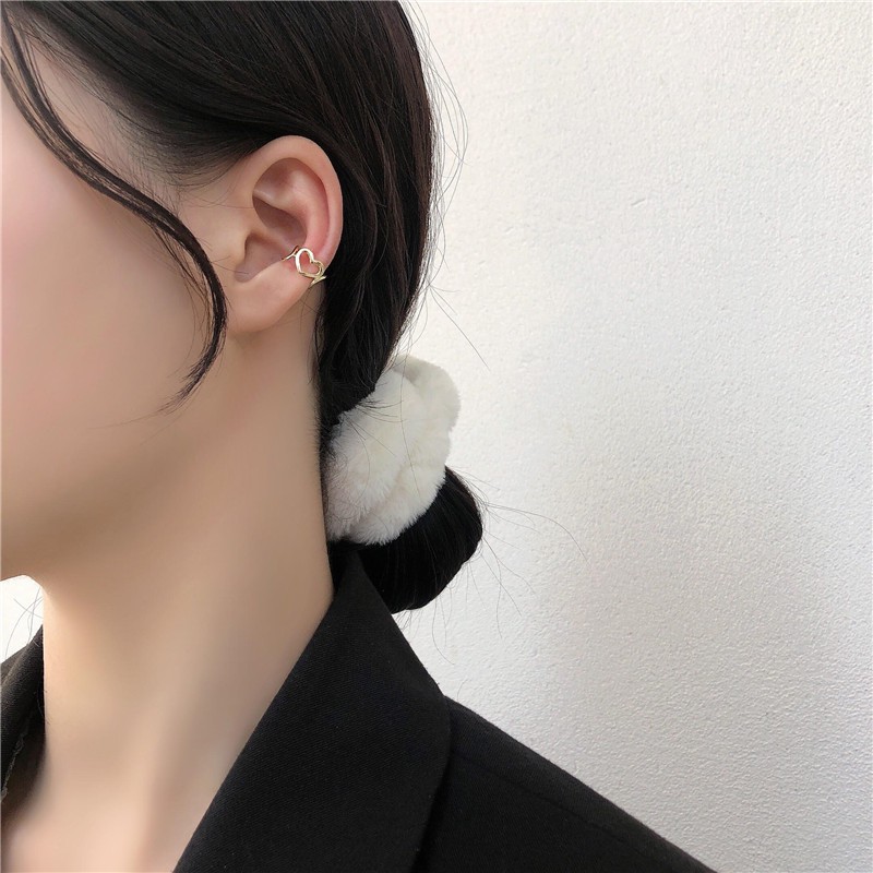 Khuyên tai kẹp vành một bên không bấm lỗ K043 bằng hợp kim phủ màu hình trái tim dáng ngắn (1 chiếc)