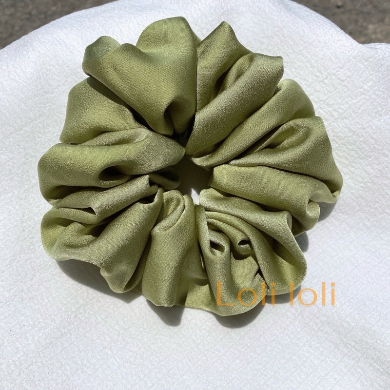 Scrunchies buộc tóc vải lụa ánh  nhũ màu trơn Cao Cấp Loli. Cột tóc màu đen,trắng đơn giản