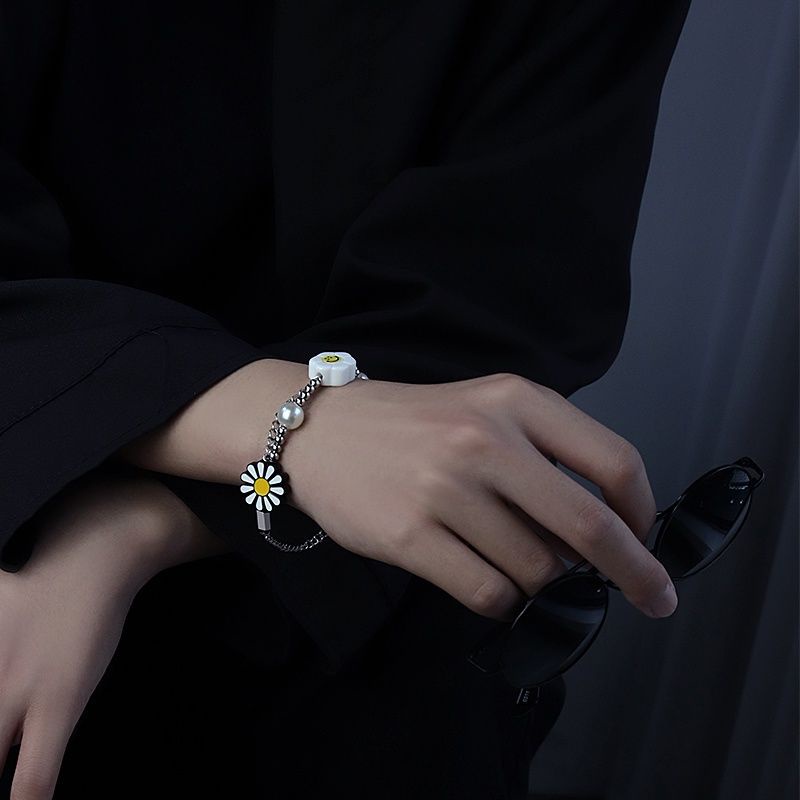 Vòng đeo tay bằng thép titan họa tiết hoa cúc nhỏ phong cách hip hop Hàn Quốc