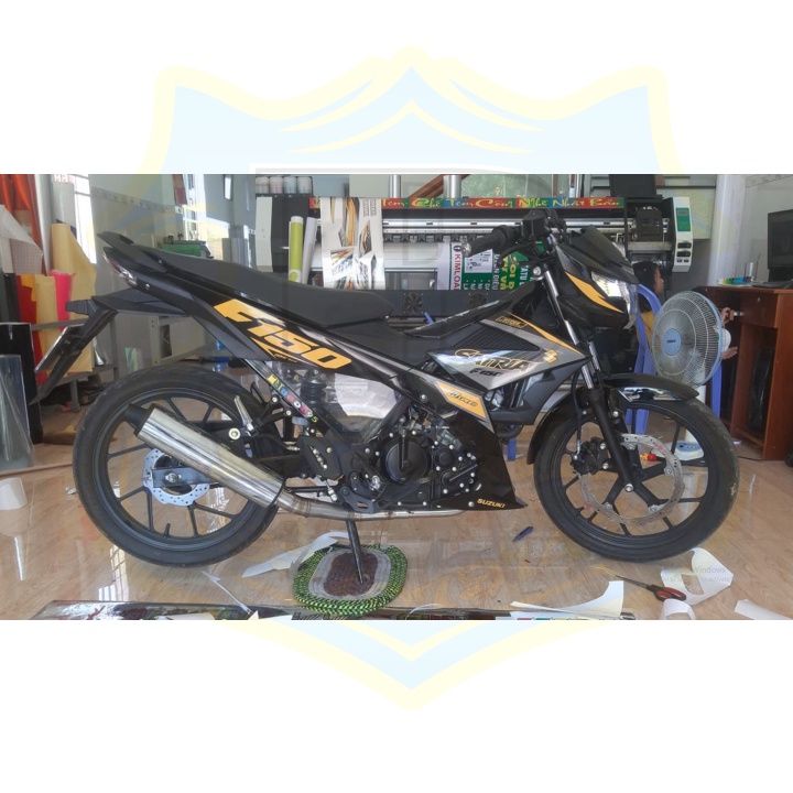 ( Quí khách vui lòng mang ra tiệm cho thợ dán ) Tem satria fi đen