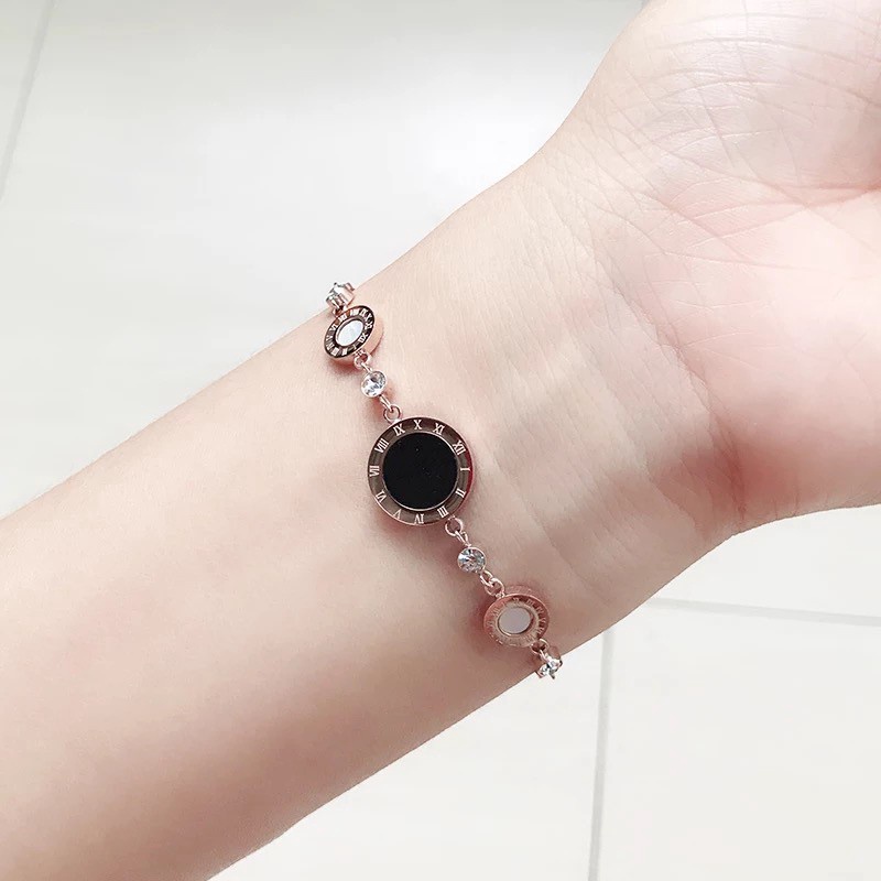 Vòng Đeo Tay Bằng Thép Không Gỉ Hai Mặt Thiết Kế Bánh Tròn Khắc Số La Mã Phong Cách Âu Mỹ Cổ Điển Dành Cho Bạn Nữ