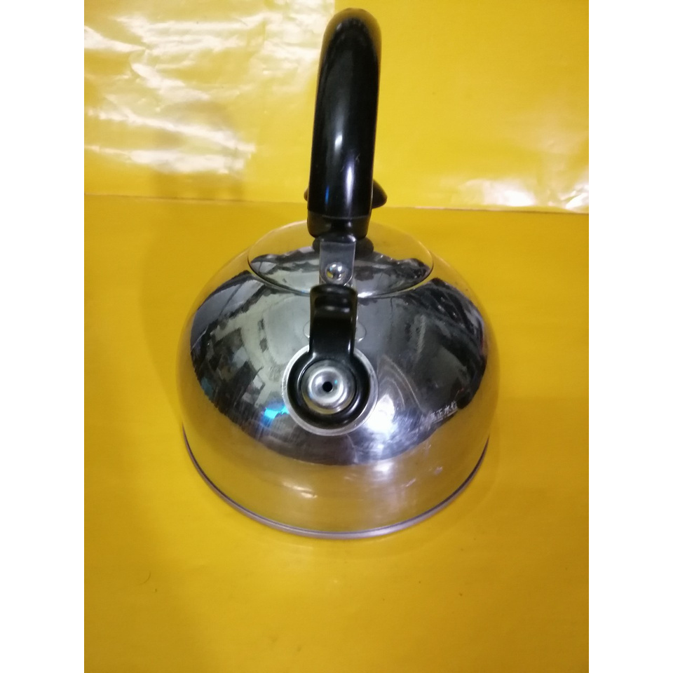 Ấm inox có còi hú nội địa Nhật (2.3L) (140), dùng được bếp từ