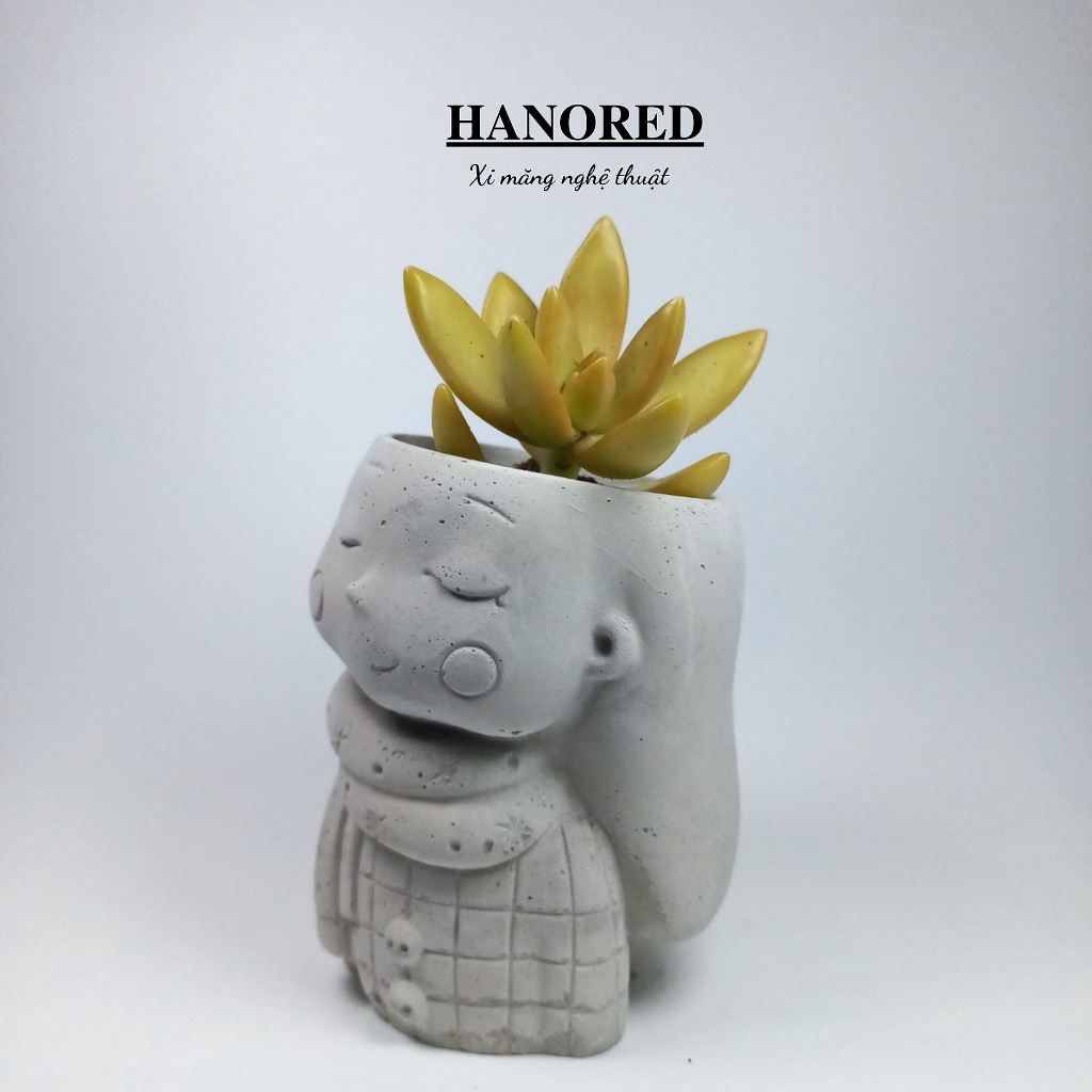 Chậu xi măng nghệ thuật mini hình em bé quàng khăn HANORED trồng sen đá, xương rồng, tô tượng kích thước 9×6×6(cm)