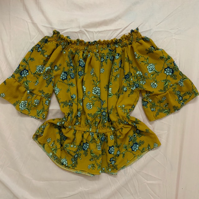 Áo trễ vai hoa tay lỡ