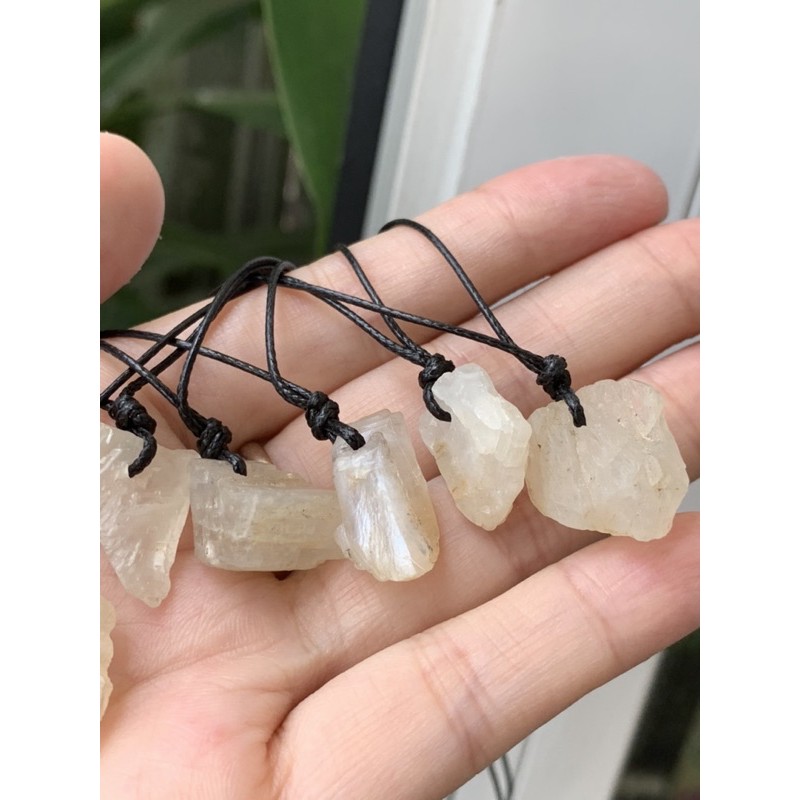 Đá Moonstone (đá Mặt Trăng) nền trắng vàng thô không lửa