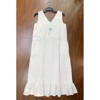 Đầm trắng linen thêu hoa