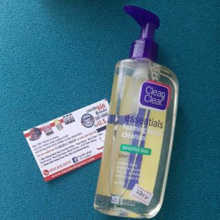 01 CHAI RỬA MẶT CLEAN CLEAR CHO DA NHẠY CẢM 240 ML SẢN XUẤT Tại MỸ. bị đổ ít