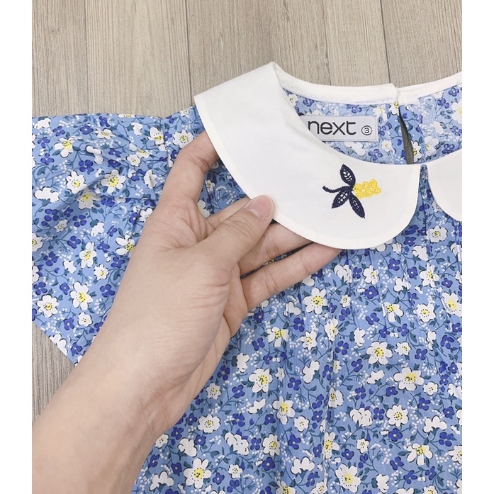 Váy Next hoa nhí xanh - cổ sen thêu hoa cho bé gái