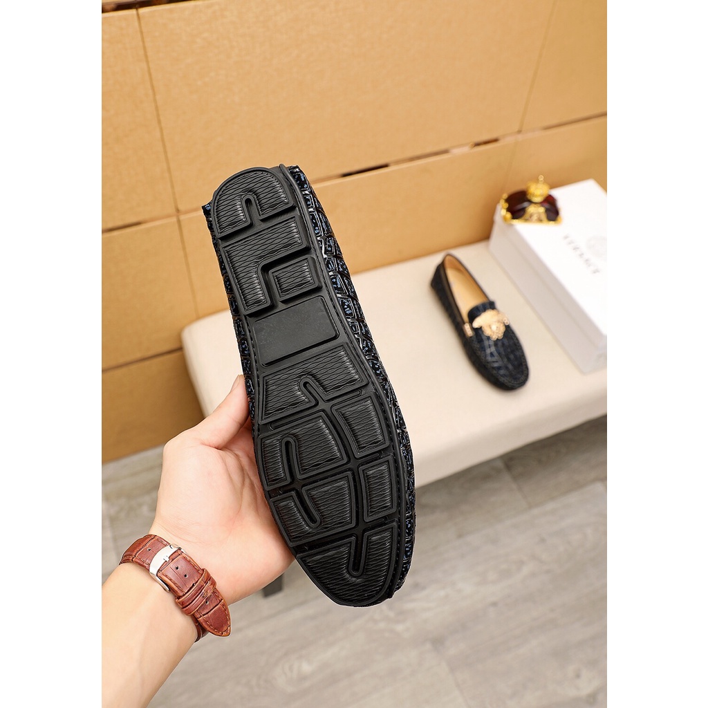 Giày lười nam cao cấp da thật VERSACE thiết kế sang trọng và nổi bật với mặt da được trang trí độc đáo, tỉ mỉ