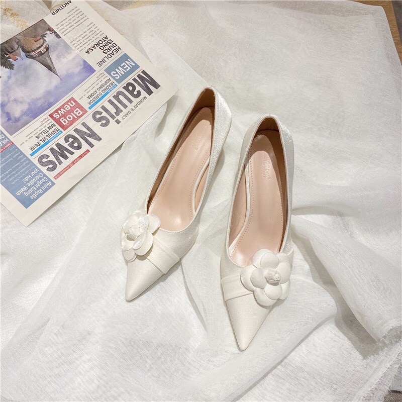 Giầy và Sục hoa trắng