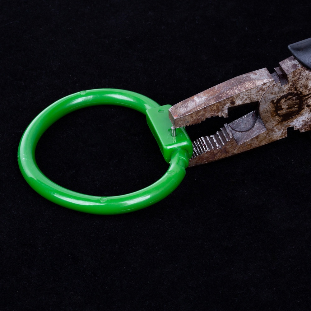 Vòng xỏ mũi bò nhựa Dương ninh có chốt VM19