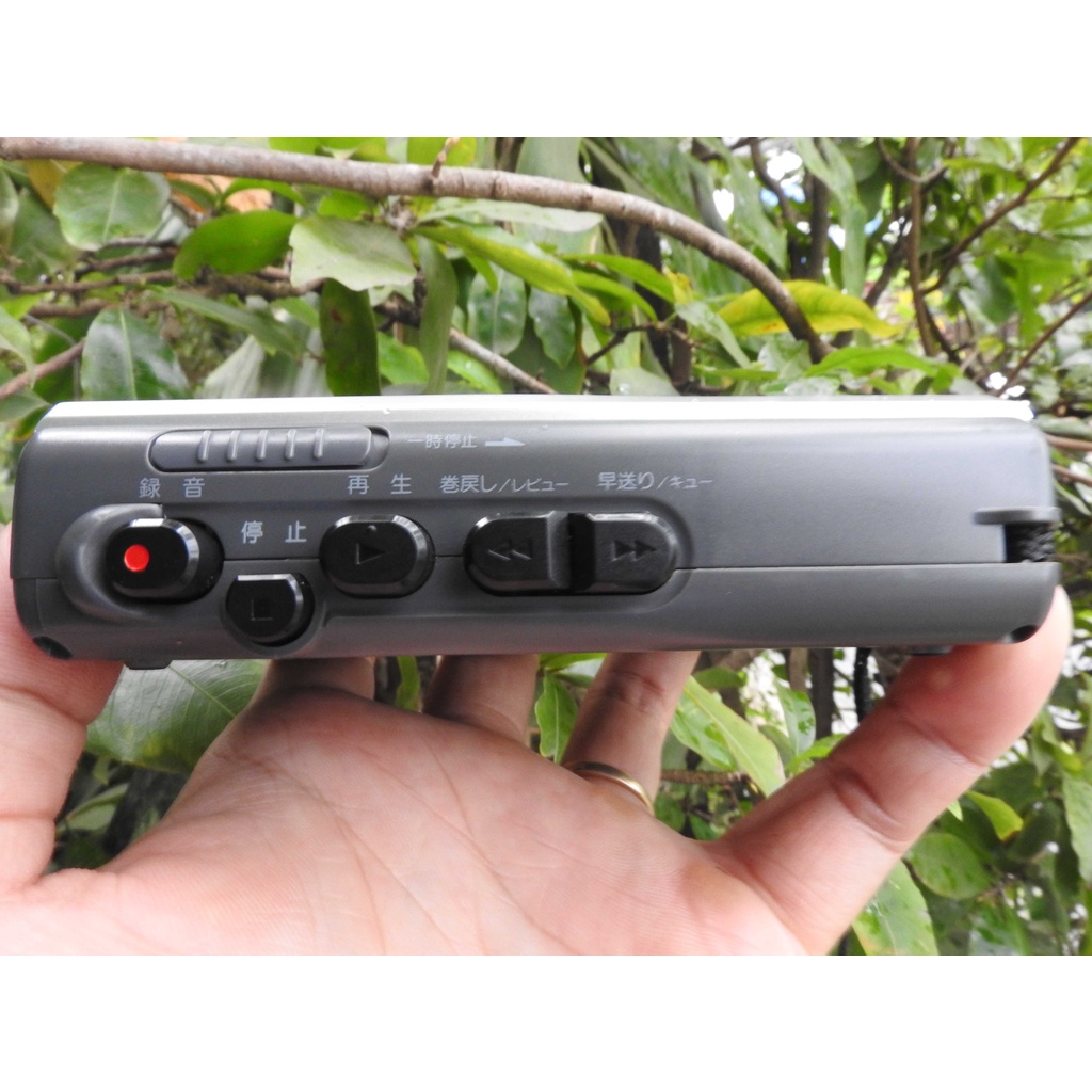 Máy nghe nhạc Cassette Sony TCM-400 có loa ngoài nghe được 2 bên tai nghe màu bạc sáng đẹp nhỏ gọn