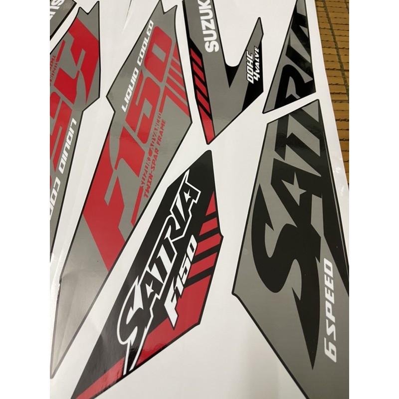 Tem rời Satria 150 đỏ dán xe đen - mẫu 2021